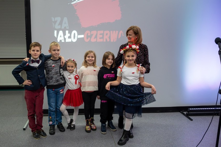 "Nasza, biało-czerwona". 7.11.2023 w ZSZ nr 2 w Ostrołęce odbył się koncert z okazji Narodowego Święta Niepodległości