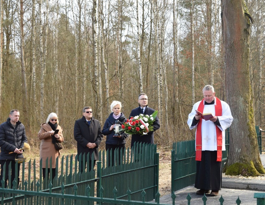 Msza święta w Ruskim Brodzie i kwiaty pod pomnikiem pomordowanych w Hucisku w gminie Przysucha 