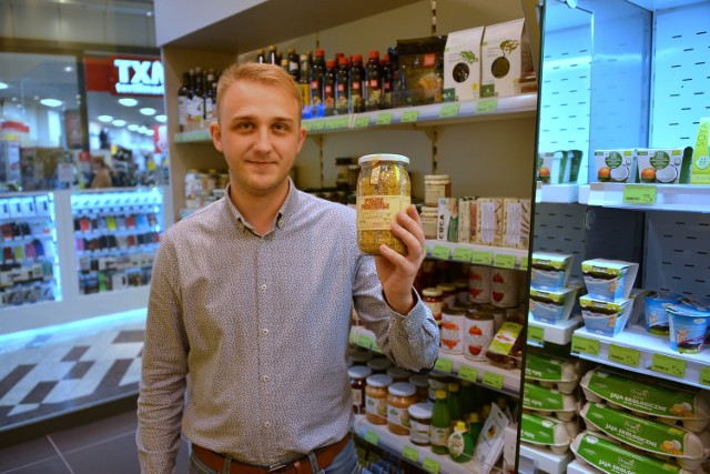 Na zdjęciu kierownik sklepu Łukasz Orzeł z pyłkiem pszczelim, produktem bardzo cenionym w zdrowym stylu życia.