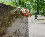 Rosjanie świętowali Dzień Zwycięstwa w Łodzi. Kwiaty na grobach żołnierzy radzieckich w parku im. Poniatowskiego
