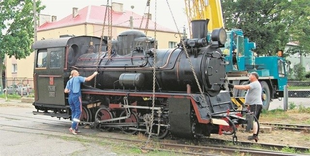 Zabytkowy parowóz Wiluś Px48-1907  był w sezonie największą turystyczną atrakcją kolei na Żuławach. Właściciel parowozu zdecydował się jednak sprzedać tę zabytkową maszynę i zabrał ją z nowodworskiej stacji.  Czy jego los podzielą też  tory żuławskiej wąskotorówki?