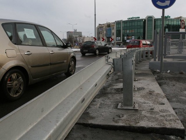 Bariery oddzielające tunel od jezdni na alei IX Wieków Kielc zamontowano o kilkanaście centymetrów za blisko jezdni.