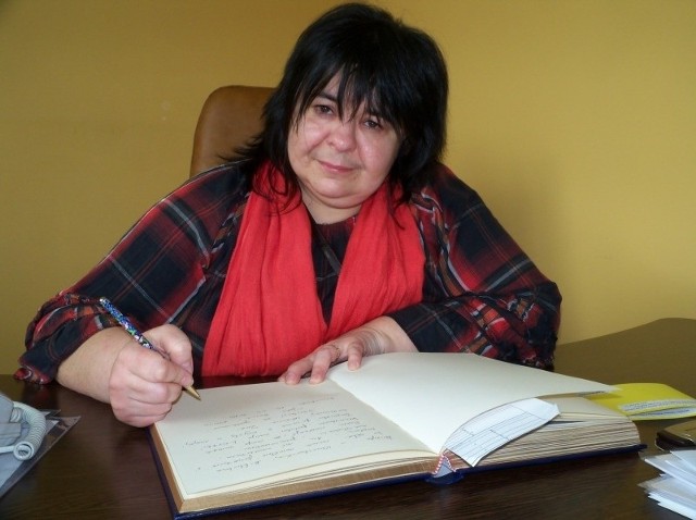 Jolanta Reisch w bibliotece w Kluczborku