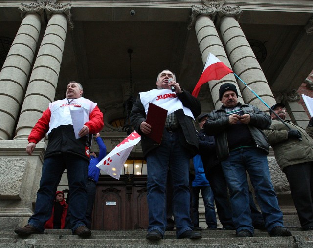 Związkowcy pikietowali z rolnikami- Jak będzie trzeba, to zrezygnujemy z takiej pikiety, poprosimy naszych kolegów związkowców z całego kraju i zorganizujemy demonstrację - zapowiedział Mieczysław Jurek, szef Solidarności na Pomorzu Zachodnim..