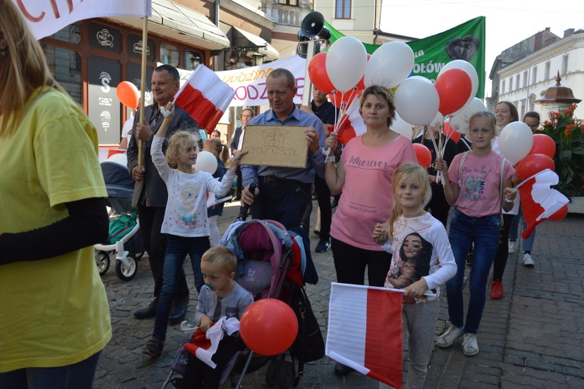 Tarnów. Ulicami miasta przeszedł Diecezjalny Marsz dla Życia i Rodziny [ZDJĘCIA]