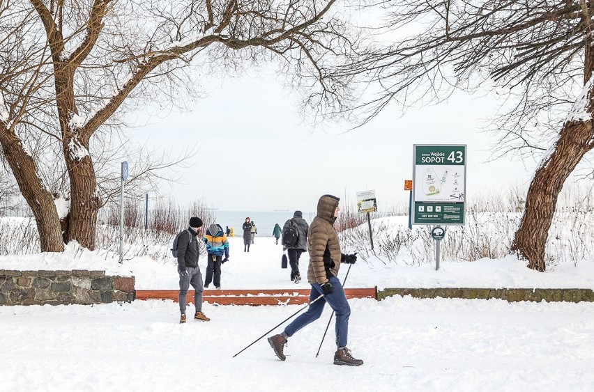 Prawdziwa zima na Pomorzu! Wybraliśmy się na spacer nad Bałtykiem [ZDJĘCIA]