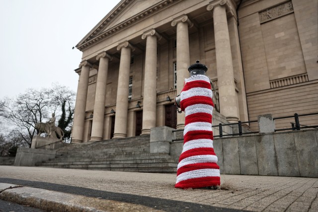 Biało-czerwone ubranka pojawiły się na hydrantach.