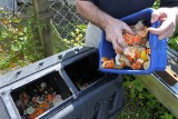 Czego nie wrzucać do kompostownika? Poznaj zasady dobrego kompostowania. O czym trzeba pamiętać, robiąc kompost?