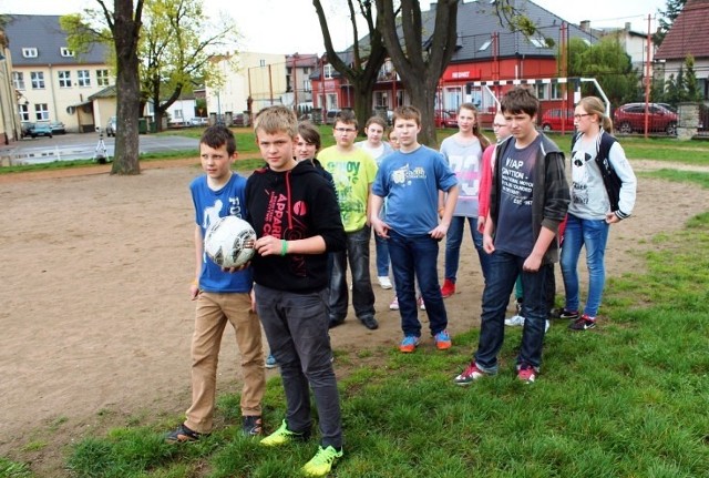 Zakaz gry w piłkę obowiązuje od godz. 16.00. Wtedy dzieci muszą zejść z boiska.