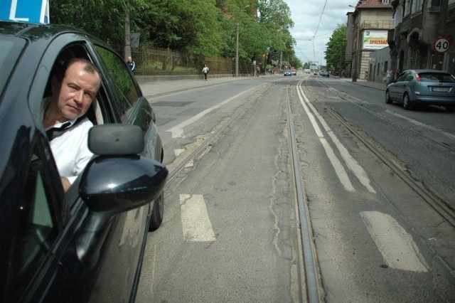 Instruktor nauki jazdy z ośrodka szkolenia Driver przy Warszawskiej Aleksander Pawlak ma "przyjemność&#8221; jeździć po tej ulicy wyjątkowo często. - Wjechanie autem na tory to zawsze ryzyko awarii - mówi.