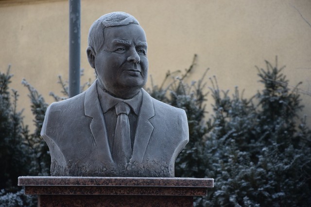 Popiersie Lecha Kaczyńskiego na skwerze przy ul. Wybickiego w Grudziądzu odsłonięto 25 kwietnia 2015 roku