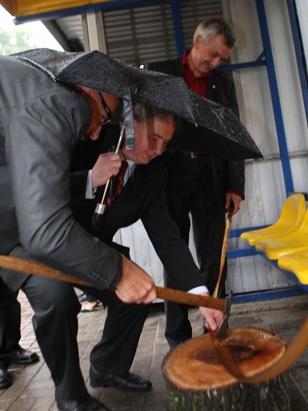 Przystanek im. Witkacego został oficjalnie otwarty we wrześniu 2010 r. Teraz zastąpiła go wiata z logo CH Jantar.  Fot. Kamil Nagórek 