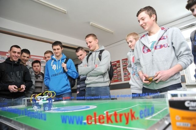 Gimnazjaliści, którzy odwiedzili Zespół Szkół Elektrycznych, mieli między innymi okazję sprawdzić jak działają zdalnie sterowane roboty do gry w piłkę nożną