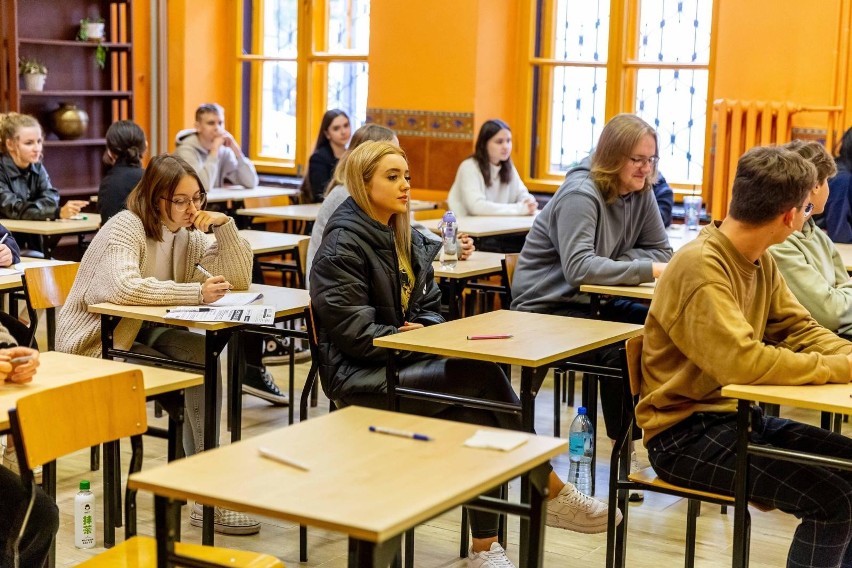 We wrześniu uczniowie w szkołach pisali próbne matury w...