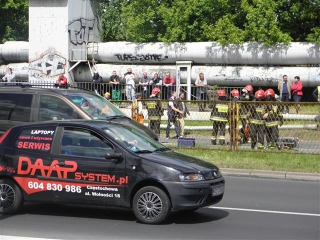 Ciężarówka przewożąca koparkę zahaczyła o barierę wysokości....