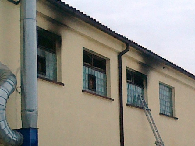 Pożar gasili strażacy z Opola i ochotnicy z Dylak.