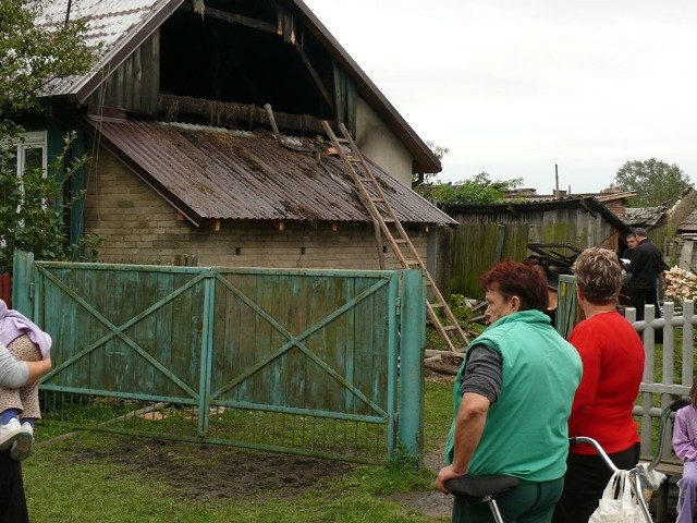 Spalone poddasze jednego z domów w Żabnie.