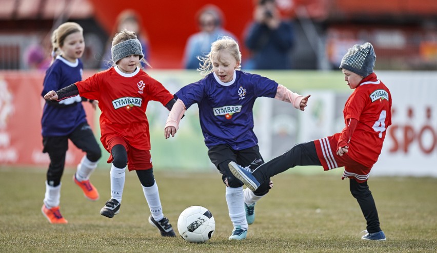 Podpatrują i naśladują swoich piłkarskich idoli - Lewandowskiego, Milika i Piątka. Wojewódzki finał "Z Podwórka na Stadion" rozstrzygnięty