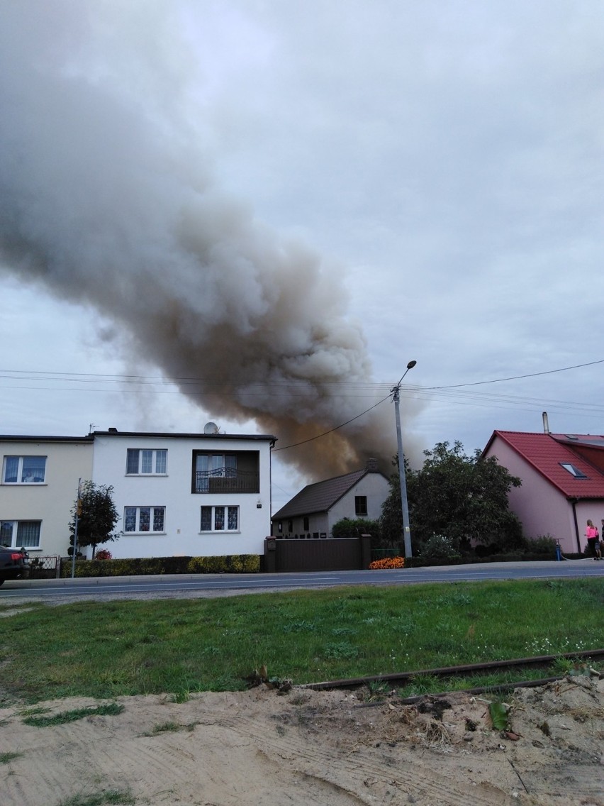 Akcję strażaków utrudniały panele fotowoltaiczne.