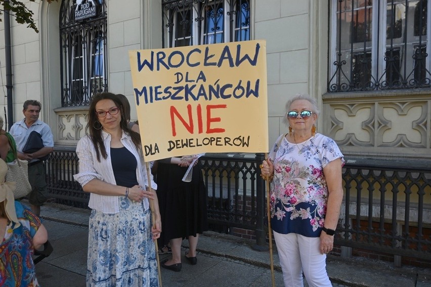 "Wrocław dla mieszkańców, nie deweloperów" - czytamy na...