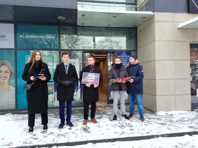 Młodzi dla Wolności zorganizowali w czwartek konferencję prasową pod siedzibą podlaskich władz PiS przy ul. Stołecznej. Działacze młodzieżówki partii Nowa Nadzieja wzięli udział w akcji "RózgaZaDrożyznę".