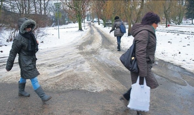 Droga w pobliżu parku, koło "Bałtyku&#8221;, aż się prosi się o dwie, trzy lampy.