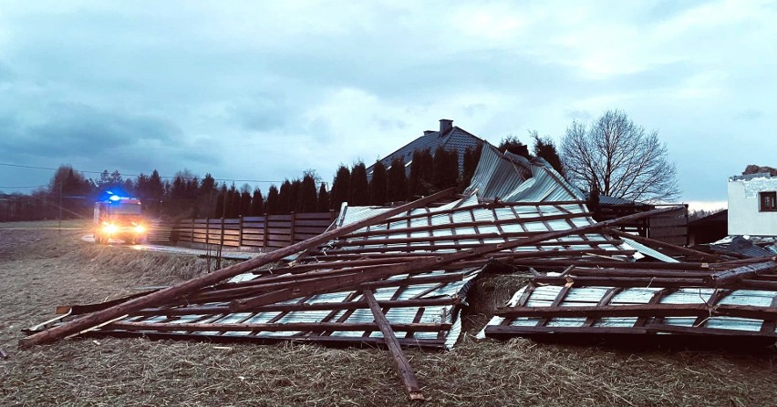 Zerwany dach na budynku gospodarczym w Leńczach (pow. suski)