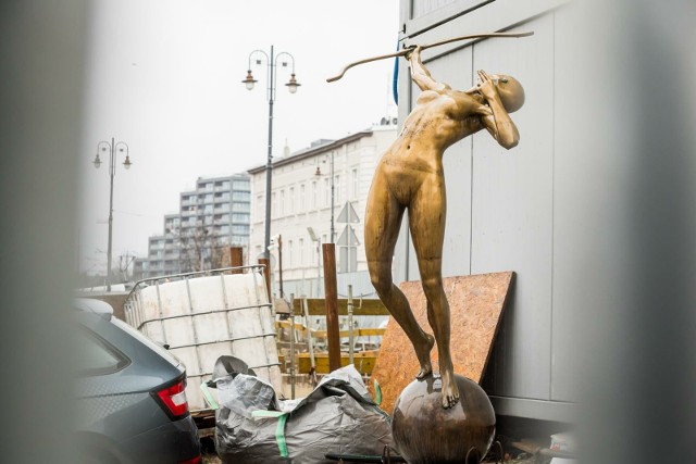 Kosztujący 200 tys. zł posąg Łuczniczki Nova zniknął sprzed opery. Znalazł się za... kontenerami ekip budowlanych