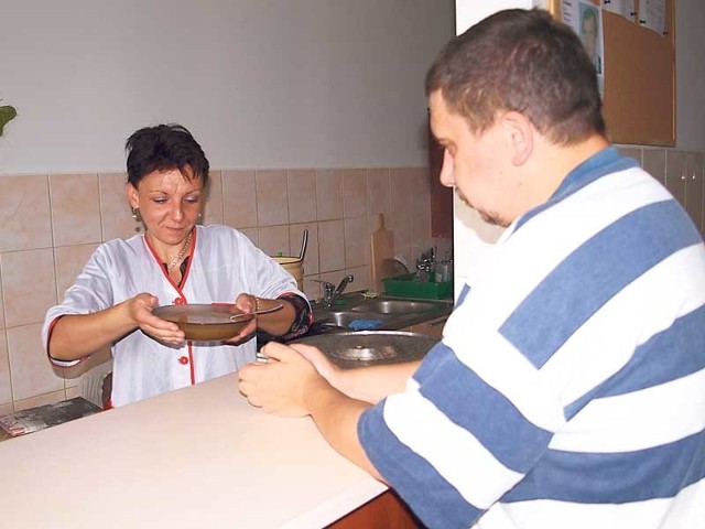 Grzegorz Litwa nie ukrywa, że stale korzysta z posiłków serwowanych w stołówce w Zaciszu. Bardzo sobie chwalił fasolową zupę podaną mu przez Agnieszkę Nadolską. 