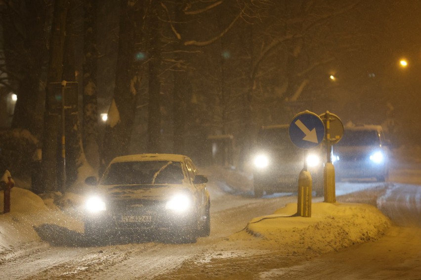 Intensywne opady śniegu przyniosły utrudnienia w Polsce.