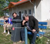 Piłkarze z Chmielowic myją się po meczach wodą mineralną z butelek