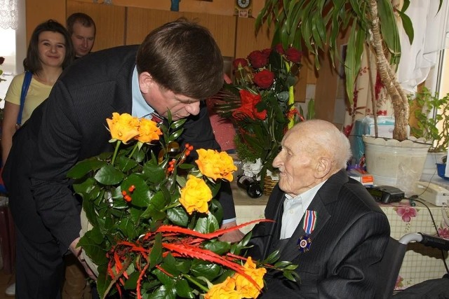 103-latkowi życzenia złożył Andrzej Chaniecki, burmistrz Opatowa.