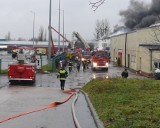 Pożar hali magazynowej przy ulicy Wrocławskiej w Radomiu. Na miejscu trwa akcja ratowniczo - gaśnicza. Gęsty czarny dym nad miastem