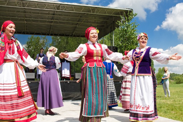 Zespoły folklorystyczne z kraju i zagranicy odtworzą na terenie skansenu zielonoświątkowe zwyczaje.