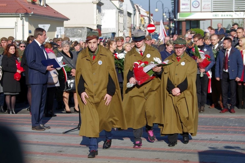 Święto Niepodległości w Tarnobrzegu. Odsłonięto pomnik Józefa Piłsudskiego [ZDJĘCIA]