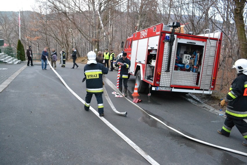 Alarm bombowy w Żywcu. Ewakuacja szkoły w Zywcu-Oczkowie