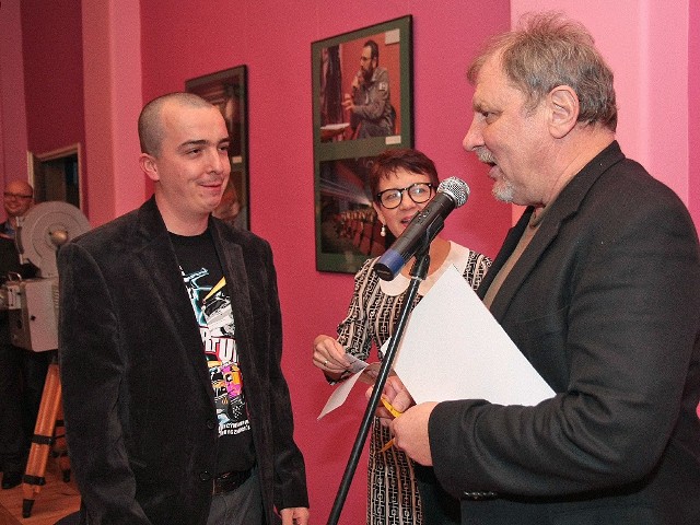 Andrzej Grabowski wylosował szczęśliwy kupon - Pawła Pietrasa (z lewej), który dostał w nagrodę karnet dwuosobowy na cały rok.