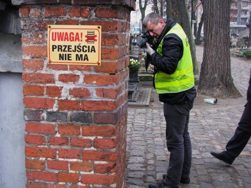 Zdewastowali groby na zabytkowym cmentarzu w Ostrowie...