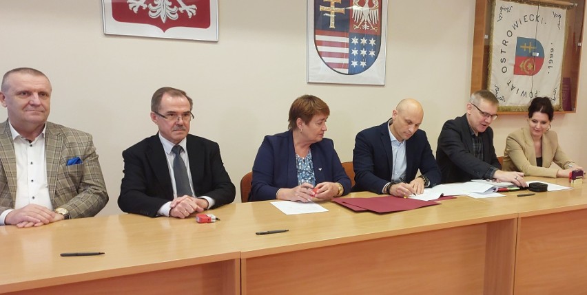 Umowa na remont drogi powiatowej Kunów - Janik podpisana. Na...