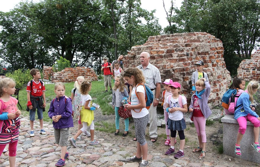 Dzieci uczestniczące w pół koloniach zorganizowanych w...