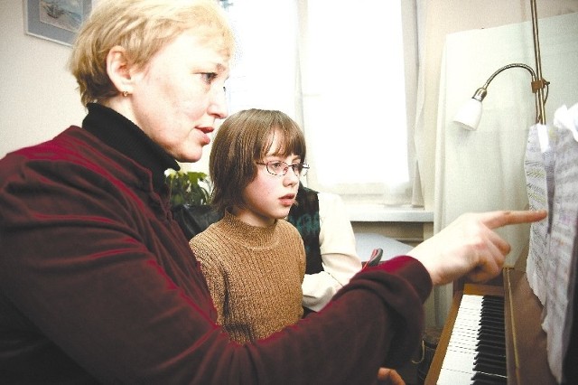 11-letnia Weronika Suszczyńska podczas wczorajszych warsztatów ćwiczy grę na pianinie pod okiem profesor Eugenii Gorbunowej.