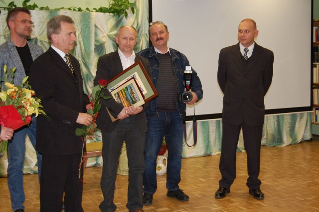 Marek Nikodem, laureat medalu im. ks. Jana Kleina (w środku)