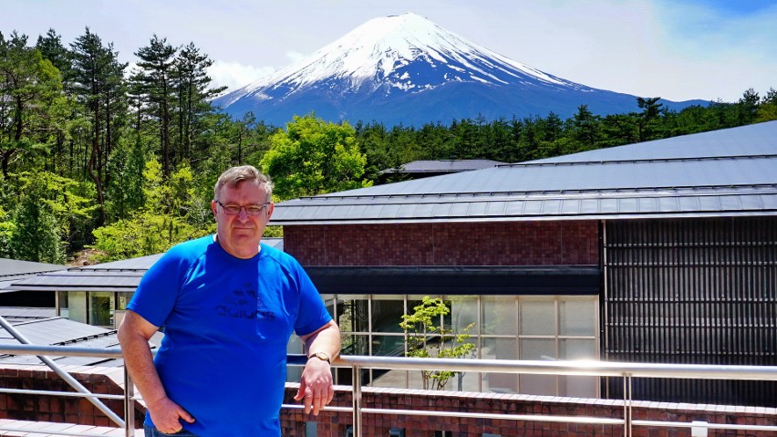 Lech Grzywacz na tle Fudżi najwyższego szczytu Japonii