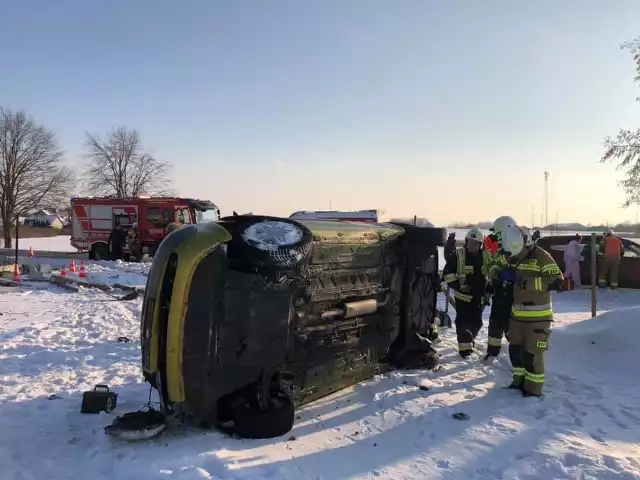 Na drodze powiatowej w Kłaju samochód wypadł z jezdni i uszkodził skrzynię przyłącza energetycznego oraz ogrodzenie posesji. W zdarzeniu poszkodowany został kierowca pojazdu