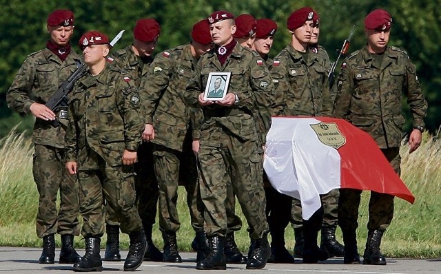 Podczas potyczki z Talibami w prowincji Ghazni – 10 sierpnia 2009 r. – poległ kapitan Daniel Ambroziński. Oficer, urodzony w Skierniewicach, był żołnierzem 25. Brygady Kawalerii Powietrznej w Tomaszowie. Niespełna tydzień po potyczce ciało kapitana przetransportował do Polski wojskowy samolot Casa. Na zdjęciu uroczystość żołnierskiego pożegnania oficera na lotnisku w Leźnicy Wielkiej z 16 sierpnia 2009 r.