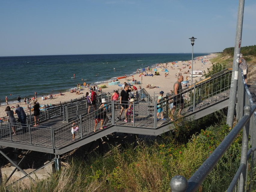 Sobotni spacer po plaży w Łazach. Piękna pogoda nad morzem [ZDJĘCIA]