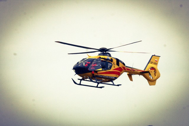 10-letni chłopiec wpadł pod kosiarkę. Helikopterem LPR został przetransportowany do szpitala