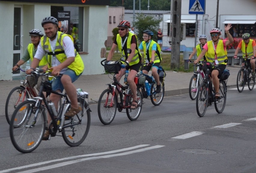 Pielgrzymka rowerowa z Elbląga zawitała do Lipna. Ulicami miasta przejechało na rowerach ponad 130 pątników [zdjęcia]