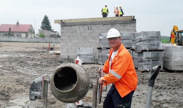Mariusz Stawicki podczas prac na budowie kompleksu. 