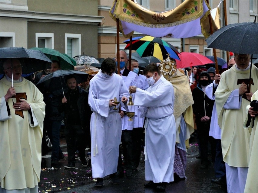 W Koszalinie jedna z procesji przeszła sprzed kościoła pw....